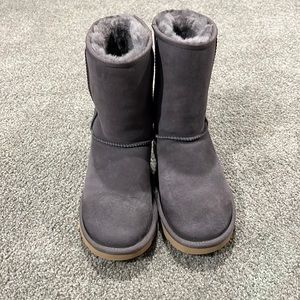 Women’s size 6 dark gray uggs. Barely worn